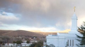 Kelly Romney, primo de Mitt, juega con sus perros en el predio de la comunidad mormona de Colonia Juárez.