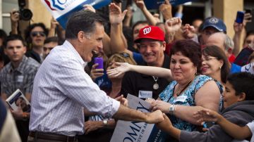 El candidato a la nominación presidencial republicana, Mitt Romney, saluda a un grupo de seguidores en las afueras de un restaurante en Hialeah, Florida.