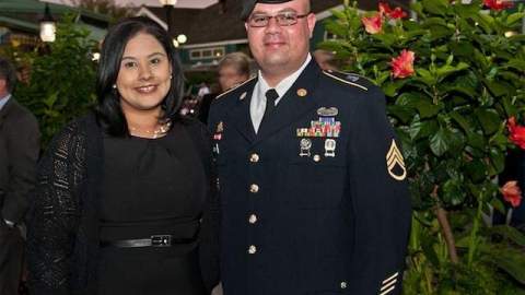 Roxana Delgado y su esposo Víctor Medina, quien comenzó a presentar problemas de salud tras una explosión en Irak en 2009.