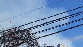 Bomberos luchan por contener el fuego en Paramount.