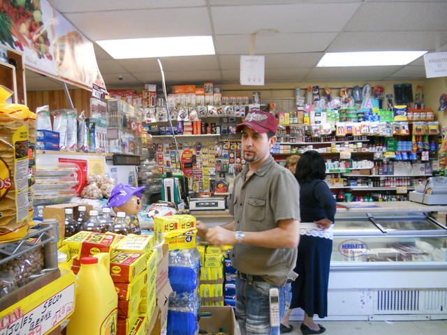 Carlos Polanco, propietario del supermercado Los Amigos ubicado en la Plaza Century de Tampa, Florida.