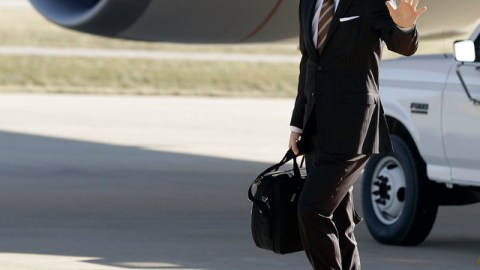 El mariscal Eli Manning saluda a los medios en la llegada de los Gigantes al Aeropuerto Internacional de Indianápolis.