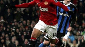 El jugador del Manchester United, Javier Hernández (i), celebra una anotación ante el Stoke City .