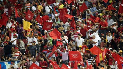 Los jugadores de los Leones cargan al taponero Fernando Rodney después de ganar el noveno juego de la final a las Aguilas Cibaeñas.