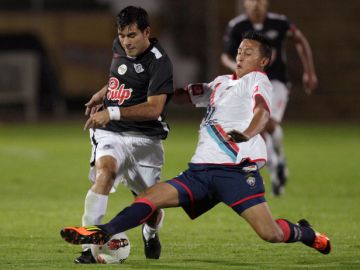 Jorge González (izq.) de Libertad, es marcador por Franklin Guerra de El Nacional, durante el juego de ida disputado en Quito y que fue ganado 1-0 por el cuadro ecuatoriano.