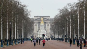 Algunos aprovechan la calma habitual para correr donde será el maratón. Al fondo, el Palacio de Buckingham.