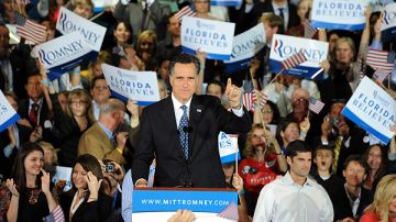 Mitt Romney celebra la victoria con sus seguidores,  tras el cierre de las urnas en las Primarias Presidenciales Republicanas en Florida.