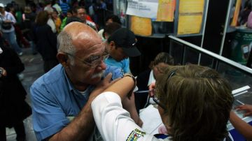 Un hombre es vacunado contra la gripe  en Ciudad de México.