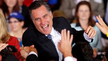Un eufórico Mitt Romney saluda a sus simpatizantes tras  darse a conocer su triunfo  en Florida. Contrincantes  se vuelven a medir el sábado en Nevada.