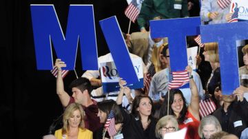 Seguidores de Mitt Romney ayer en  el Centro de Convenciones de Tampa, donde el precandidato celebró su victoria.