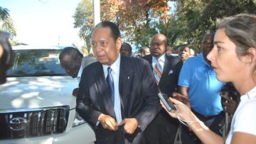 El expresidente haitiano Jean Claude Duvalier, llega  a la Fiscalía de Puerto Príncipe (Haití), para cumplir con una citación judicial.