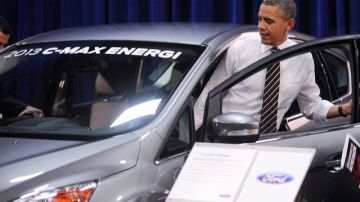 El presidente Barack Obama visitó ayer el Salón del Automóvil de Washington en el centro de convenciones de la capital.