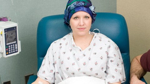 Una paciente con cáncer de mama recibe quimio-terapia en un hospital.