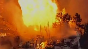 Varias casas consumidas por el fuego causado por la explosión de una tubería de gas el 9 de septiembre de 2010, en San Bruno, California.