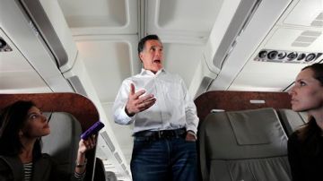Tras ganar anoche en Florida, Mitt Romney, aspirante a la candidatura republicana por la presidencia de EE.UU., conversa con periodistas en el avión que lo lleva a Nevada.