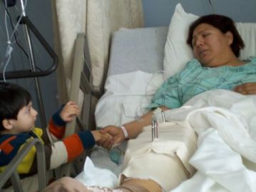 El niño Maximus Alexander al lado de su madre Lucila Saavedra quien se recupera en el hospital St. Barnabas de El Bronx.