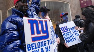 Vestidos y pintados con los colores de los Giants, varios aficionados dejaron sentir su voz de descontento ayer.