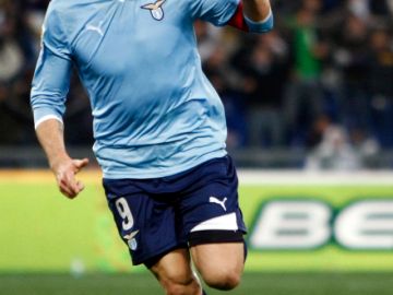 Tommaso Rocchi celebra un gol del Lazio.