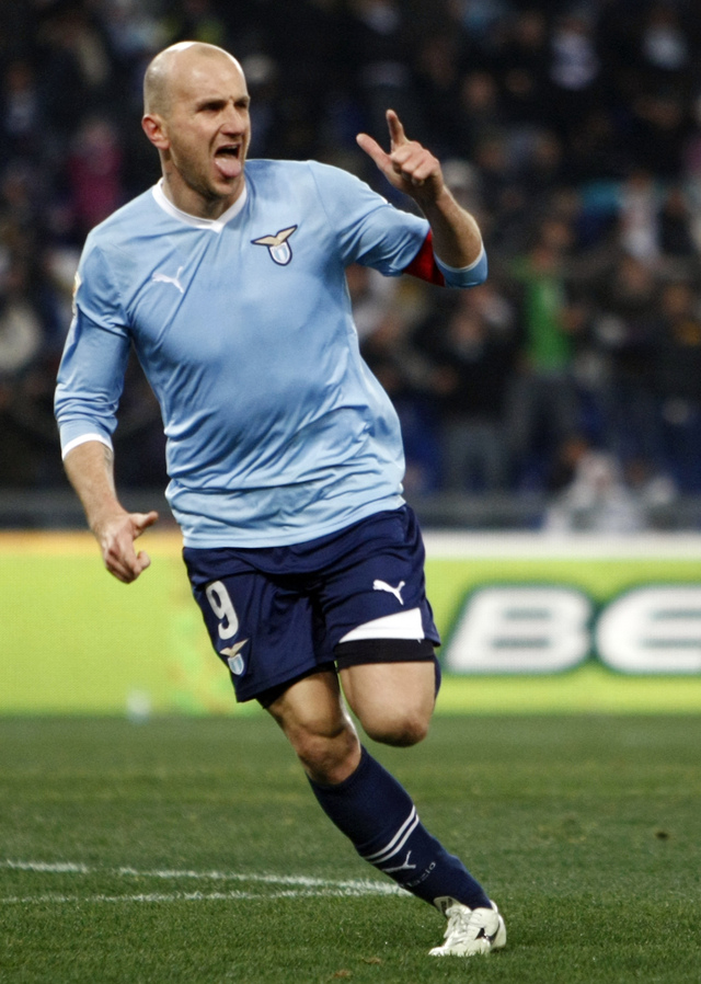 Tommaso Rocchi celebra un gol del Lazio.