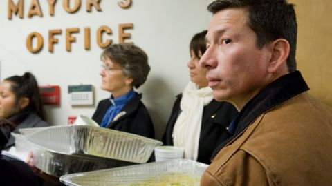El ecuatoriano Dixon Jiménez fue uno de los que llevó cientos de tacos al alcalde Joe Maturo, quien se burló de los hispanos.