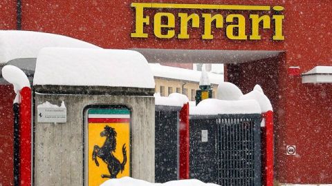 La planta principal de Ferrari bloqueada por la nieve.
