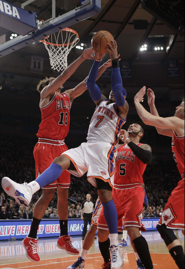 Carmelo Anthony (7) de los Knicks es presionado por la defensa de los Bulls, que anoche se llevaron el triunfo.