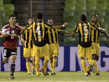 Los jugadores de Peñarol celebran el gol marcado anoche ante Caracas.