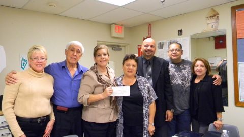 El Grupo de Líderes Hispanos donó unos $500  al Desfile Puertorriqueño de Osceola para los eventos de 2012.