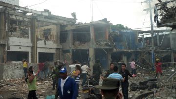 Miembros del ejército colombiano revisan los escombros y la destrucción dejada por la bomba en Tumaco donde se reportaron al menos nueve fallecidos.
