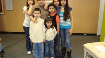 Norma Cordón junto a sus seis hijos, antes de que fuera deportada a Guatemala.