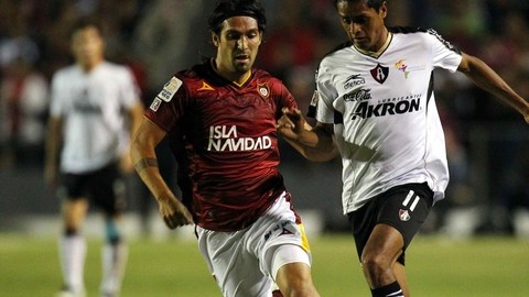 Hugo Colace (izq.) busca quitarle el balón a Sergio Santana en el duelo de anoche.