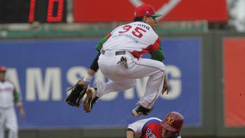 Jesús López, de Los Yaquis, se suspende en el aire para poner fuera en segunda al corredor Jeffrey Domínguez, de los Indios.
