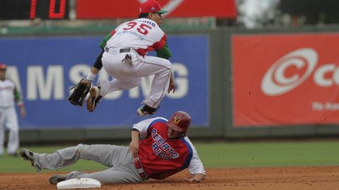 Jesús López, de Los Yaquis, se suspende en el aire para poner fuera en segunda al corredor Jeffrey Domínguez, de los Indios.
