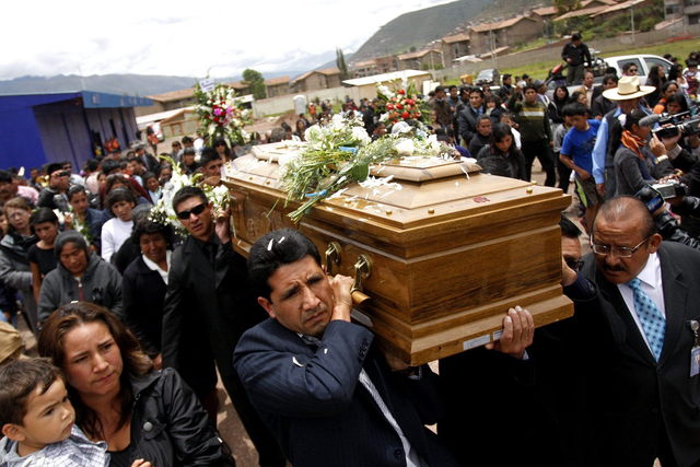 Familiares de la peruana Erika Soria, quien murió en el naufragio del crucero italiano Costa Concordia, cargan su féretro durante el sepelio realizado ayer en el Cusco.