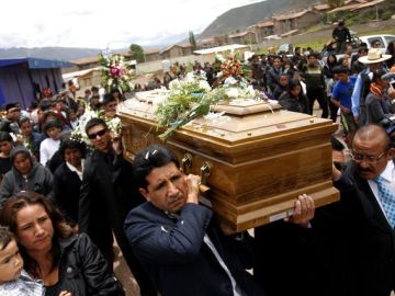 Familiares de la peruana Erika Soria, quien murió en el naufragio del crucero italiano Costa Concordia, cargan su féretro durante el sepelio realizado ayer en el Cusco.
