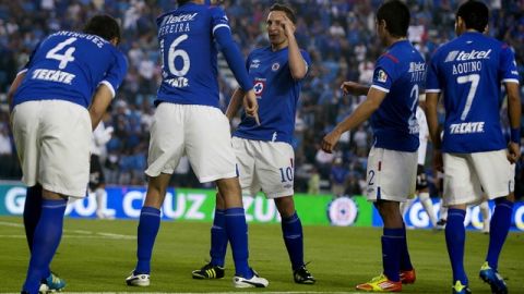 'Chaco' Giménez (10) felicita a Jair Pereira (6) después del primer gol de Cruz Azul ante Jaguares.
