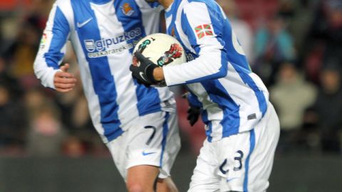 Carlos Vela es felicitado tras anotar su gol ante el Barcelona.