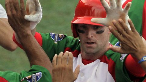 Jugadores de los Yaquis de Obregón celebran la victoria en la Serie del Caribe que se disputa en República Dominicana.