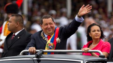 El presidente Hugo Chávez saluda a simpatizantes en el Paseo de los Próceres durante el desfile militar por el aniversario del intento de golpe de Estado.