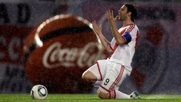 Fernando Cavenaghi, de River Plate, celebra un gol a Chacarita, en partido de segunda división disputado en Buenos Aires el 16 de agosto del 2011.