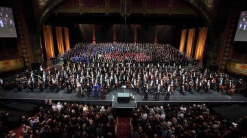 El escenario del Shrine Auditorium el sábado noche, con dos orquestas, 16 coros y ocho solistas, todos dirigidos por Gustavo Dudamel (este al centro y al frente en foto arriba y dirigiendo en foto abajo).