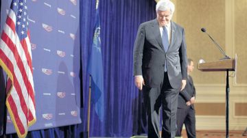 Newt Gingrich no quiere dejarle el camino libre a Mitt Romney.