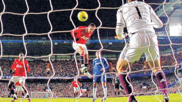 El  mexicano Javier "Chicharito" Hernández marca el gol que significó el empate  del Manchester United 3-3 contra el Chelsea.