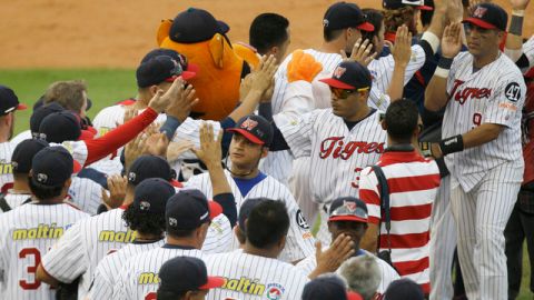 Jugadores de Tigres de Aragua celebran un triunfo sin más significado que el honor en la Serie del Caribe que concluye  mañana.