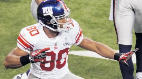 Víctor Cruz (izq.) bailó su salsa, luego de anotar el primer touchdown para los Giants, mientras Eli Manning (der.), con el trofeo Vince Lombardi, fue el Jugador Más Valioso del encuentro.