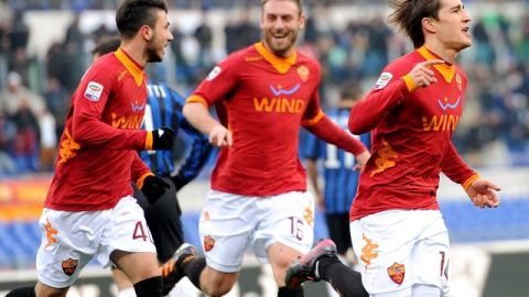 El exbarcelonista Bojan Krkic (der.) festeja el cuarto gol de la Roma.