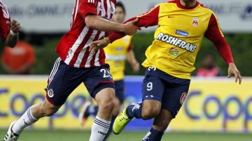 Miguel Sabah (der.)  de Monarcas fue el verdugo de Chivas, al marcar los goles del triunfo 2-1.