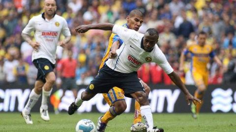 Christian Benítez (frente) y Carlos Salcido se enfrascan en una pelea por el balón en la cancha del Estadio Azteca.