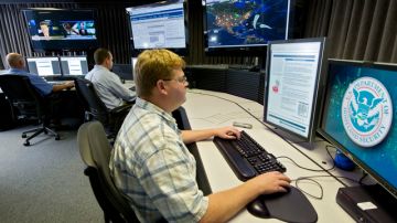 Un experto en seguridad cibernética monitorea la red en un centro gubernamental ubicado en el estado de Idaho.
