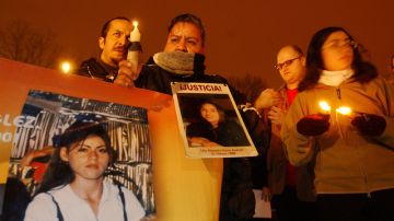Norma Andrade, centro, sostiene una foto de su hija que fue cruelmente asesinada hace poco tiempo en Ciudad Juárez, Mexico.